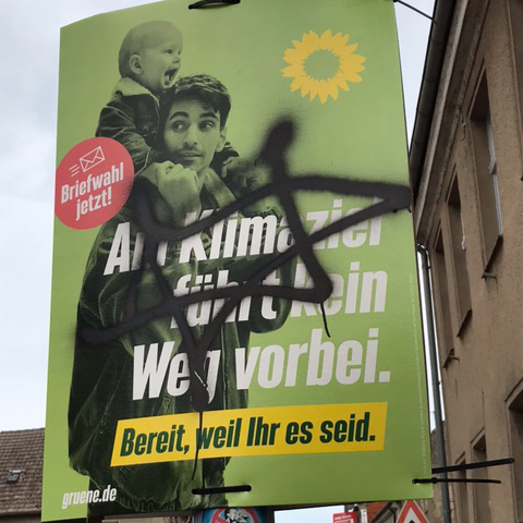 Abbildung 1: Antisemitische Markierung auf einem Wahlplakat der Grünen, 22. August 2021, Lassan, Mecklenburg-Vorpommern Quelle: Meldung Bundesverband RIAS e.V.